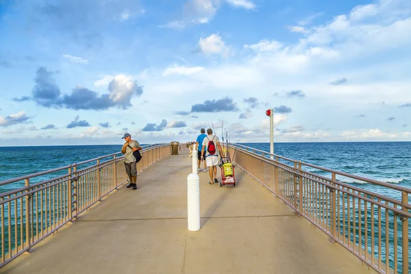 Mensen genieten van de visserij-Pier in Sunny Isles Beach — Stockfoto