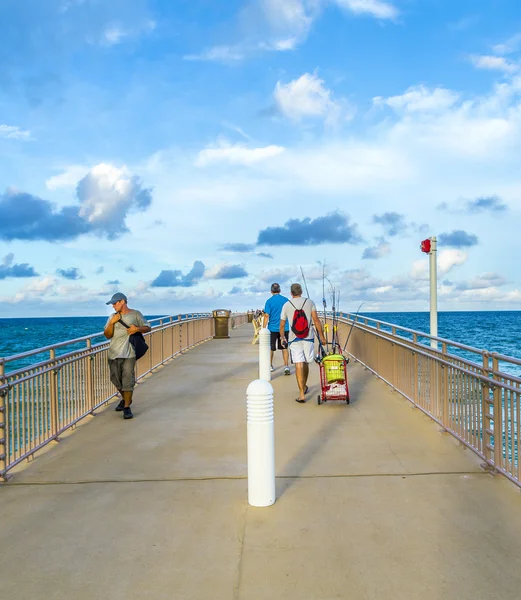 Insanlar Sunny Isles Beach balıkçılık iskele tadını çıkarın. — Stok fotoğraf