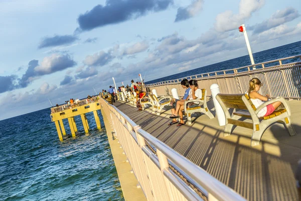 Les gens profitent de la jetée de pêche à Sunny Isles Beach — Photo