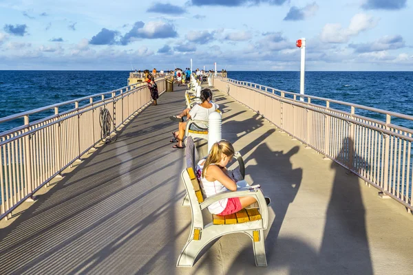 People enjoy the Fishing Pier in Sunny Isles Beach — Stock Photo, Image