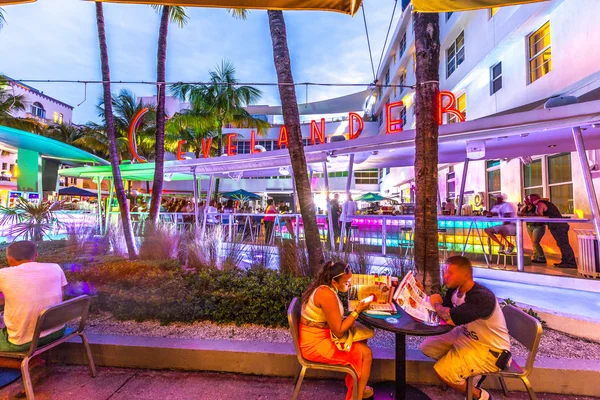 People enjoy nightlife at ocean drive in the clevelander bar — стоковое фото