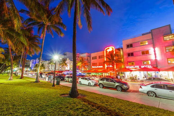 Nocny widok na Ocean drive w Miami — Zdjęcie stockowe