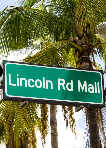 Lincoln road mall ulica znak znajduje się w miami beach — Zdjęcie stockowe