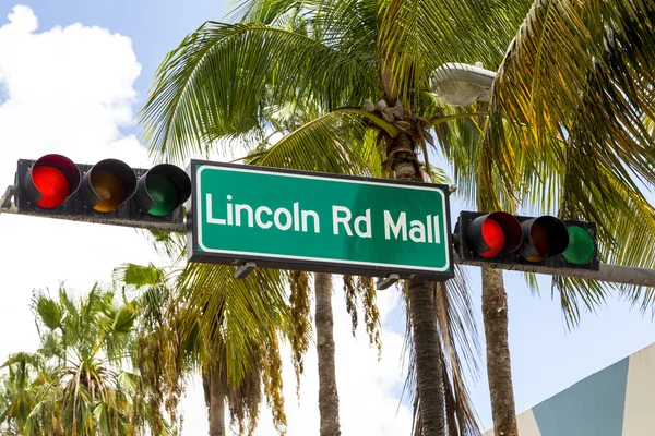 Lincoln road mall vägskylt i miami beach — Stockfoto