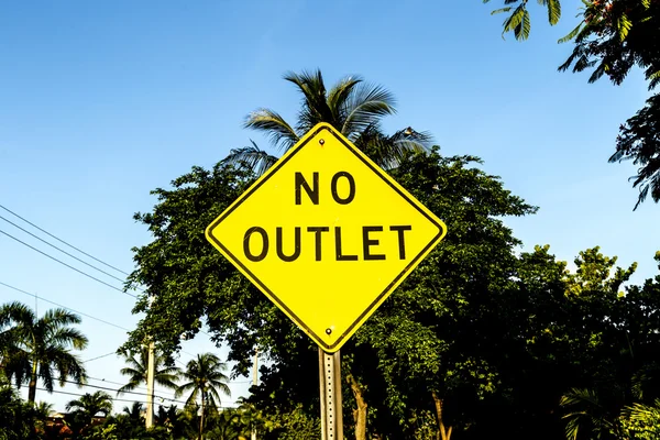 No outlet sign in yellow — Stock Photo, Image