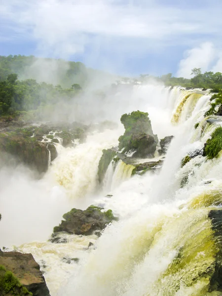 Iguassu vodopád v tropické džungli Jižní Ameriky — Stock fotografie
