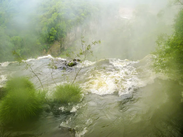 Iguassu vodopád v tropické džungli Jižní Ameriky — Stock fotografie