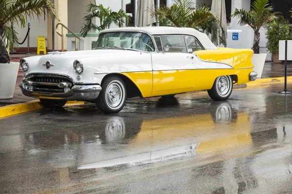 Krom radyatör ızgara ile klasik Oldsmobile önünde park etmiş — Stok fotoğraf