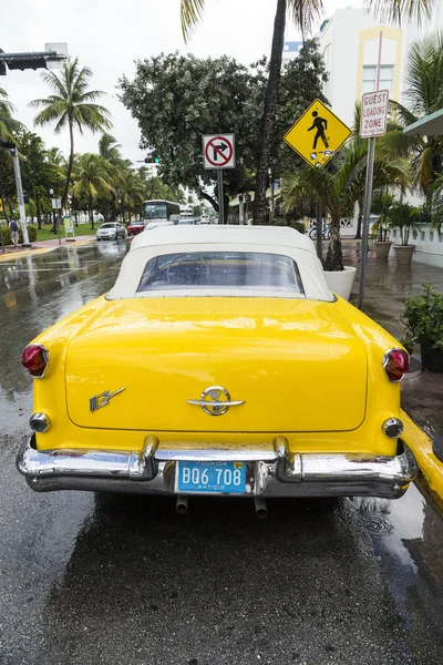 Classic Oldsmobile with chrome radiator grill parked in front of — Stock Photo, Image