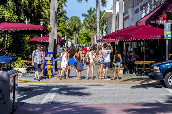 Les gens vont faire du shopping sous le soleil de l'après-midi à Lincoln Road — Photo