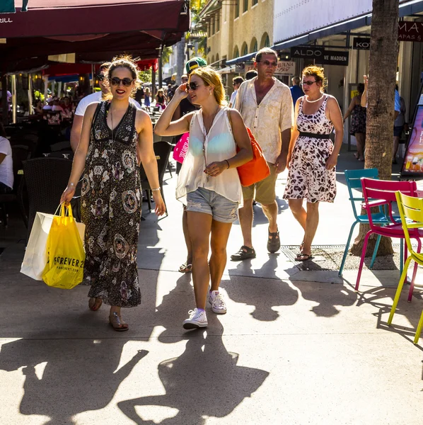 Les gens vont faire du shopping sous le soleil de l'après-midi à Lincoln Road — Photo