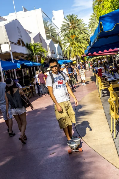 Les gens vont faire du shopping sous le soleil de l'après-midi à Lincoln Road — Photo