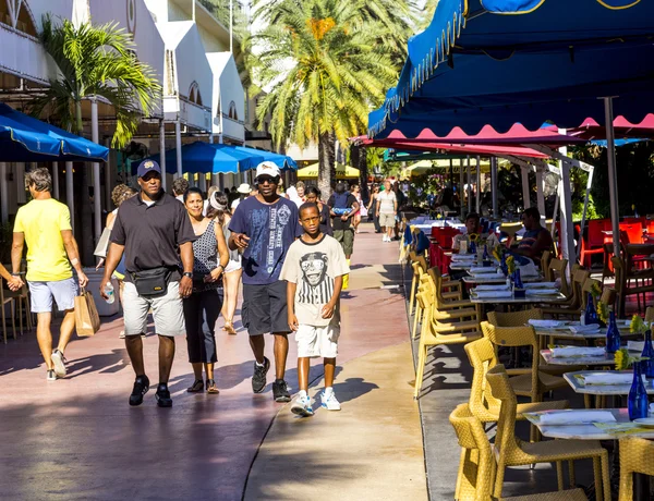 Ludzie iść na zakupy w popołudniowym słońcu w Lincoln Road — Zdjęcie stockowe