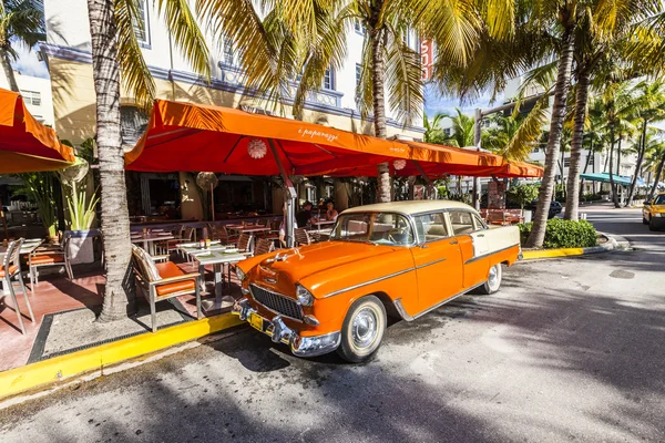 El Hotel Art Deco Edison y un clásico coche antiguo móvil —  Fotos de Stock