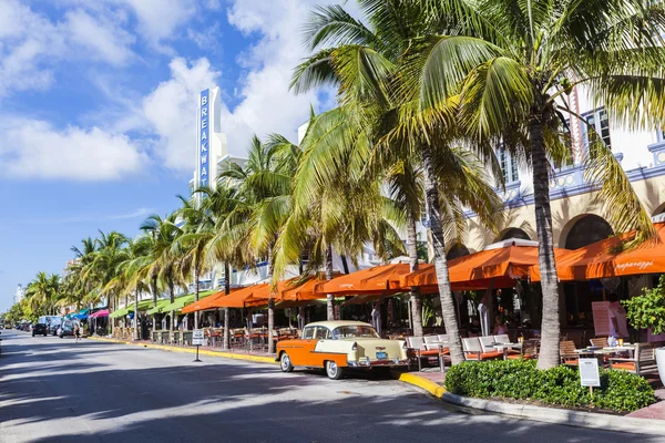 The Art Deco Edison Hotel and a classic oldsmobile car — Stock Photo, Image