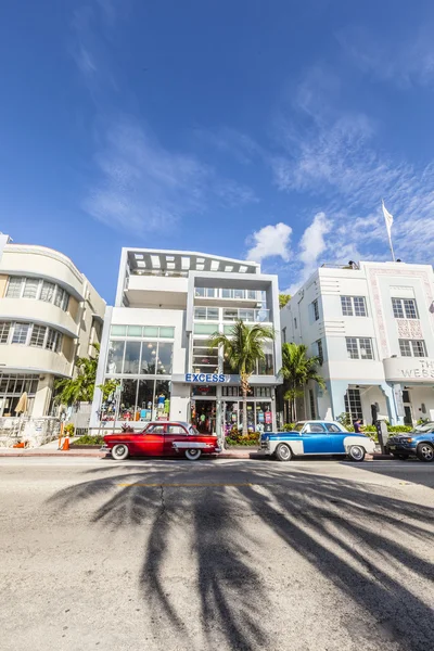 The Art Deco district in Miami and a classic oldsmobile car — Stock Photo, Image
