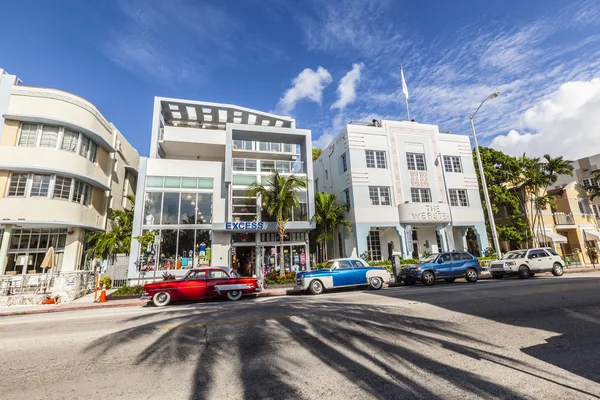 The Art Deco district in Miami and a classic oldsmobile car — Stock Photo, Image