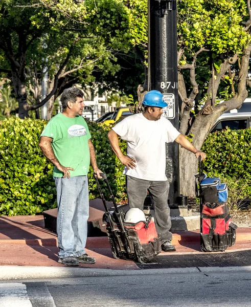 Trabalhador com equipamento esperar na rua para uma pickup para o con — Fotografia de Stock