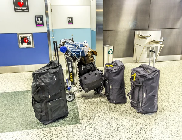 Багаж в международном аэропорту Майами — стоковое фото