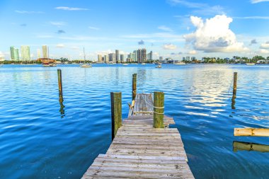 Miami modern siluetinin görünümüne ile eski ahşap iskele