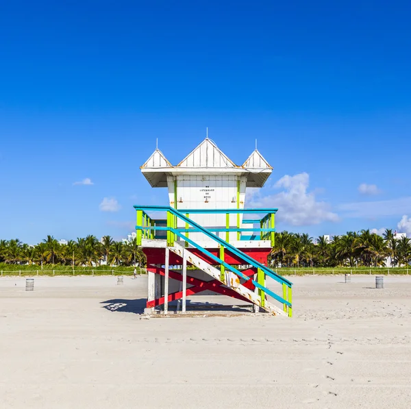 Cabina de salvavidas en playa vacía, Miami Beach, Florida, USA, caja fuerte —  Fotos de Stock