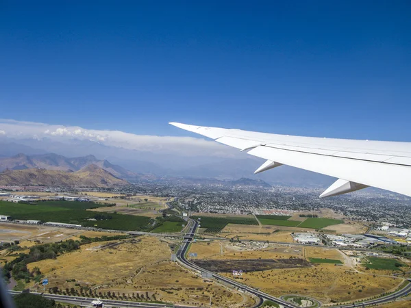 Vista aérea de Santiago de Chile con las montañas de los Andes — Foto de Stock