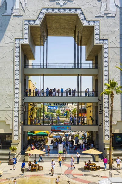 As pessoas visitam Hollywood e Highland Center — Fotografia de Stock