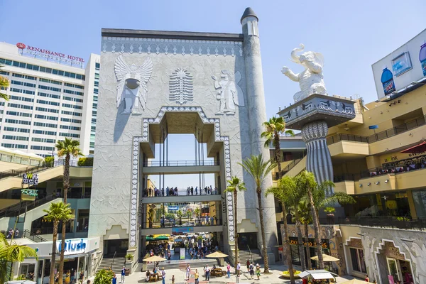 People visit Hollywood and Highland Center — Stock Photo, Image