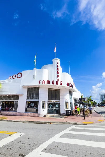 As pessoas vão para Jerrys famosa Deli — Fotografia de Stock