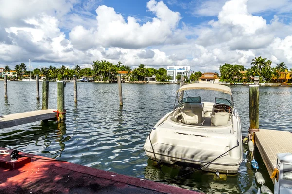 Villas en el canal en Miami, Estados Unidos — Foto de Stock