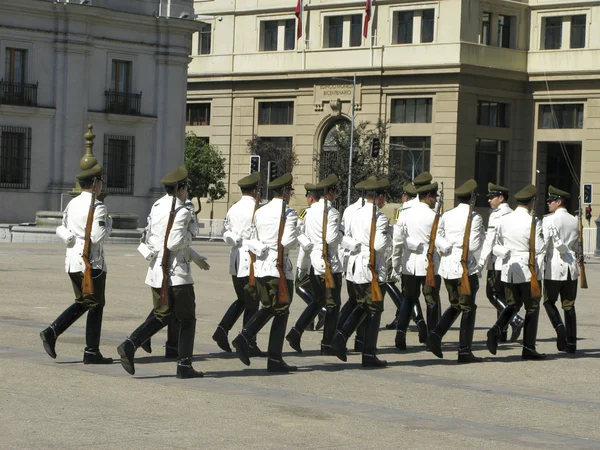 Cambio ceremonial de guardia en el Palacio de la Moneda — Foto de Stock