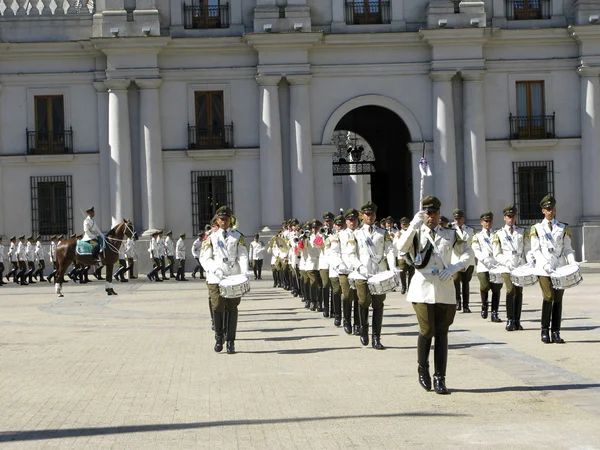 Τελετουργική αλλαγή της φρουράς στο Palacio de la Moneda — Φωτογραφία Αρχείου