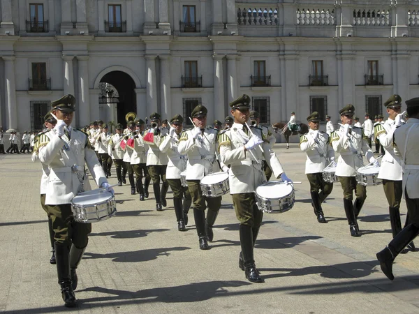 Ceremonial changing of the guard at Palacio de la Moneda — Stock Photo, Image