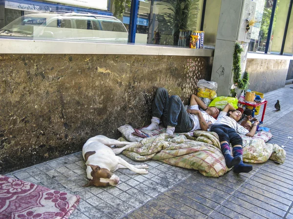 Dakloze mensen leven en slapen op de weg in Santiago, Chili — Stockfoto