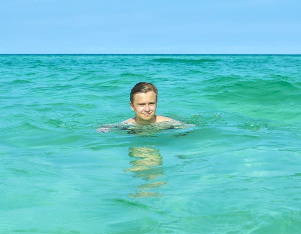 Красивий підліток весело плаває в океані — стокове фото