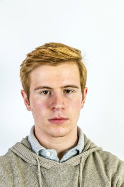 Kızıl saçlı sevimli genç çocuk