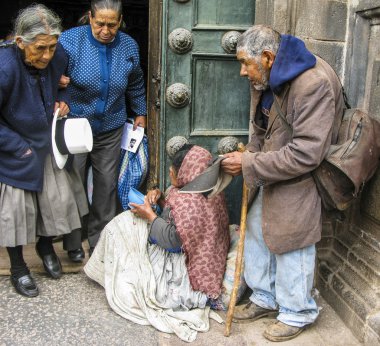 Hintli kadın çocuk ve lama ile poz Cuzco turistler için