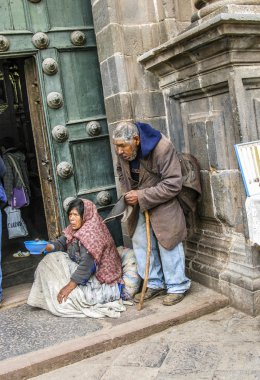 Hintli kadın çocuk ve lama ile poz Cuzco turistler için