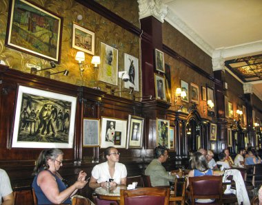  insanlar eski Cafe Tortoni Buenos Aires ziyaret