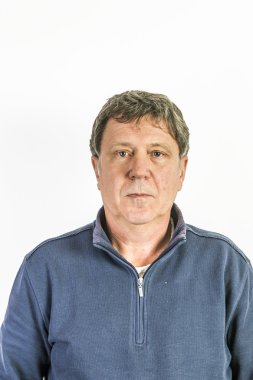 beyaz duvar önünde mavi kazaklı adam