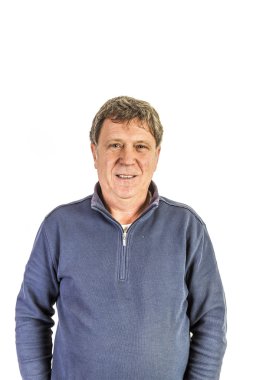 beyaz duvar önünde mavi kazaklı adam