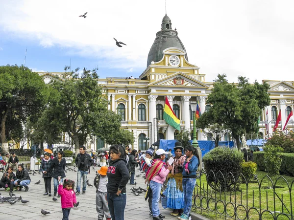 Gente en el Palacio Legislativo, sede del gobierno desde 1905 , — Foto de Stock