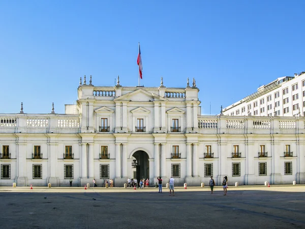La gente visita el Palacio de la Moneda en Santiago, Chile — Foto de Stock