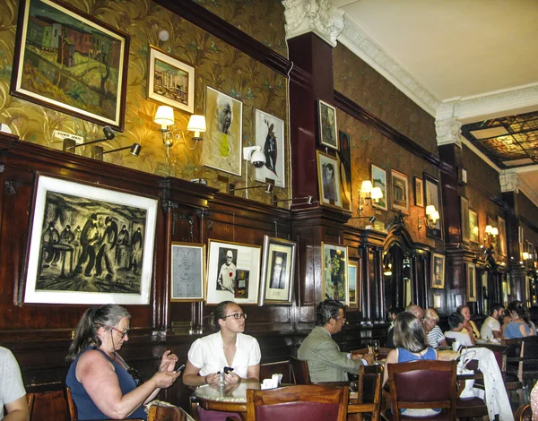 Lidé navštívit starověké Tortoni Cafe v Buenos Aires — Stock fotografie