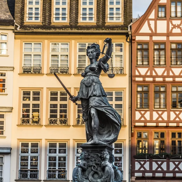 Justitia, bir anıt Frankfurt, Almanya — Stok fotoğraf