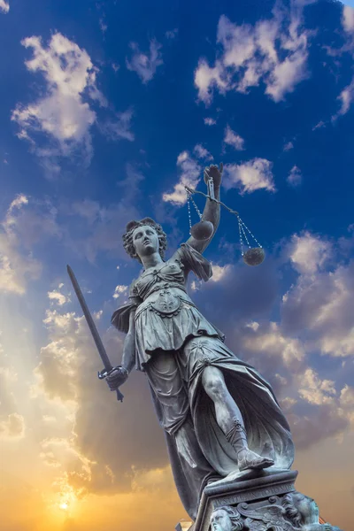 Justitia, пам'ятник у Франкфурті, Німеччина — стокове фото