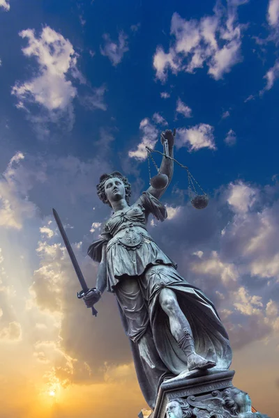 Justitia, een monument in Frankfurt, Duitsland — Stockfoto
