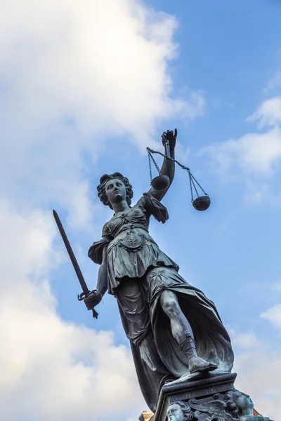 Justitia, пам'ятник у Франкфурті, Німеччина — стокове фото