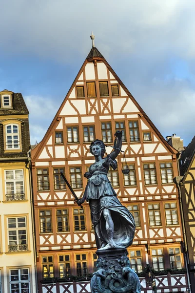 Justitia, bir anıt Frankfurt, Almanya — Stok fotoğraf