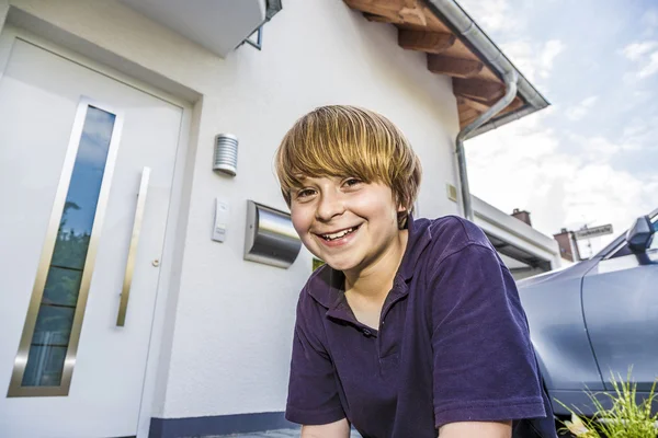 Retrato de menino na frente da casa — Fotografia de Stock